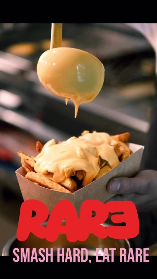 Sauce cheddar versée sur une barquette de frites
