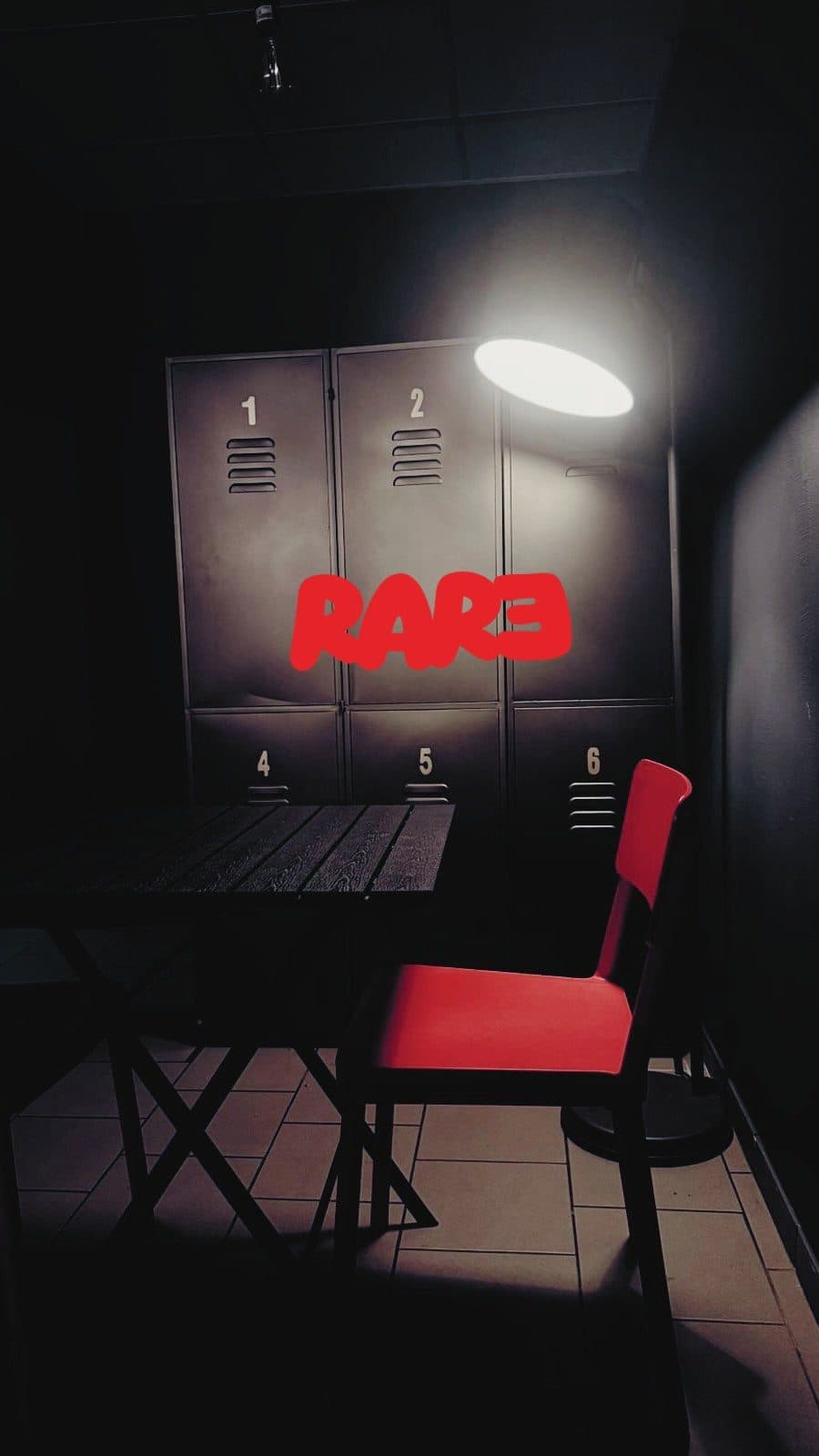 Coin de salle sombre avec casiers en métal et chaise rouge